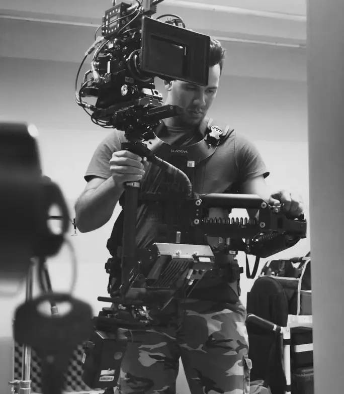 Jhonas Cardoso operando uma câmera Steadicam durante produção audiovisual